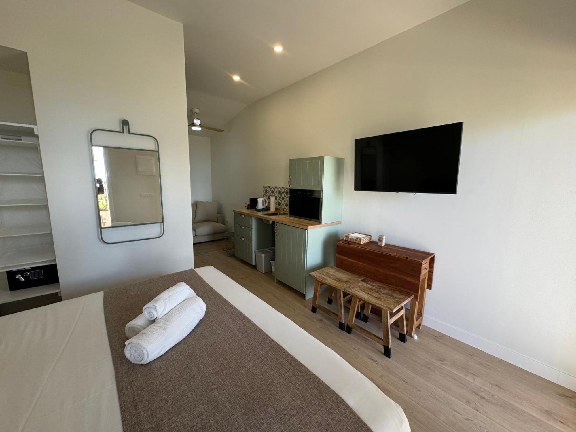 Deluxe Studio